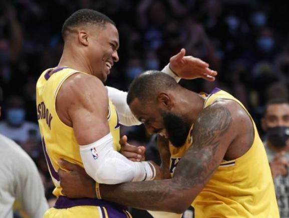 韦少关键时刻遭冷藏 老詹甜瓜站在了沃格尔一边？