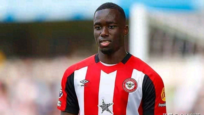 乐鱼电竞-曼市双雄开抢！21岁飞翼标价6000万，半个欧洲都坐不住了|曼城|皇马|托特纳姆热刺|巴黎圣日耳曼|布伦特福德_新浪体育_新浪新闻