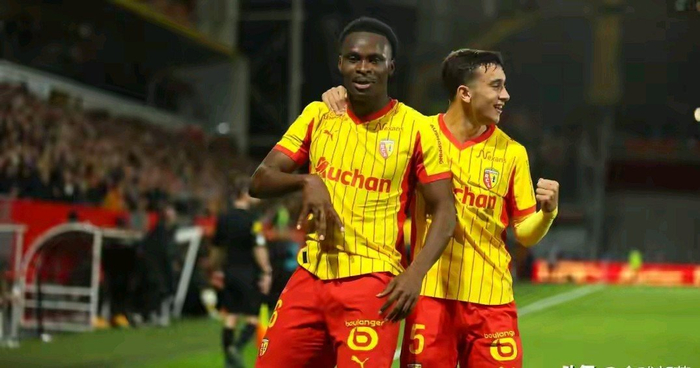 乐鱼电竞-曼市双雄开抢！21岁飞翼标价6000万，半个欧洲都坐不住了|曼城|皇马|托特纳姆热刺|巴黎圣日耳曼|布伦特福德_新浪体育_新浪新闻